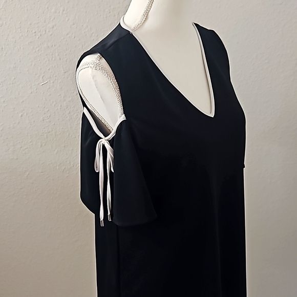 Calvin Klein Womens off the shoulder top. In black, size medium. - Picture 4 of 10